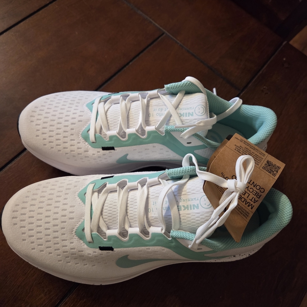 Womens Nike Shoes Size 9 NWT